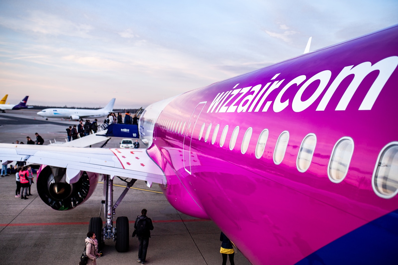 Wizz air. Wizz Air Abu Dhabi. Wizz Air самолеты. Авиакомпания Венгрии Wizzair. Европейский лоукостер Wizz Air.