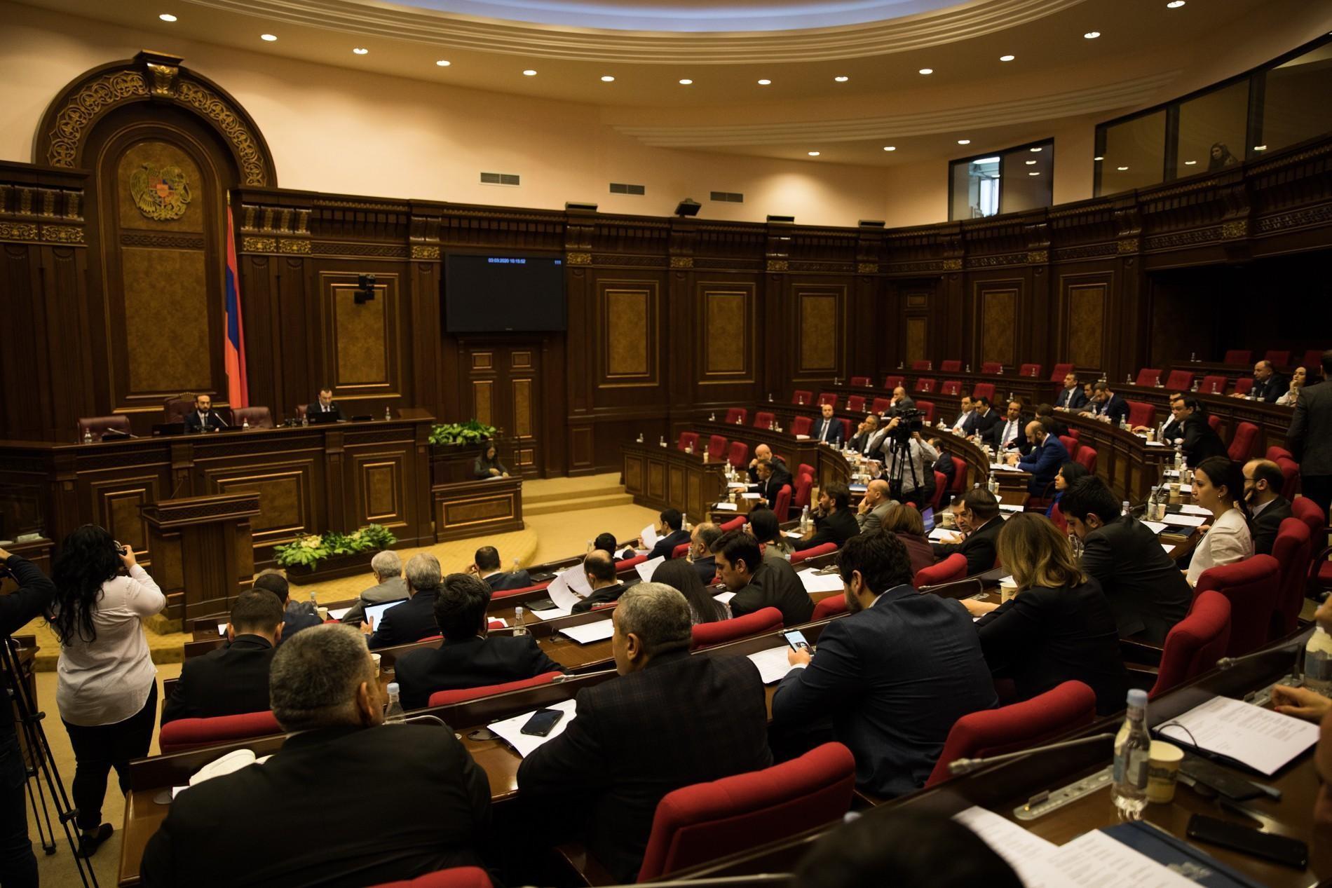 Национальное собрание. Armenian Parliament. Заседание нац парламента в Уфе. Armenian National Assembly. Парламент Грузии утвердил в первом чтении закон «о деолигархизации».