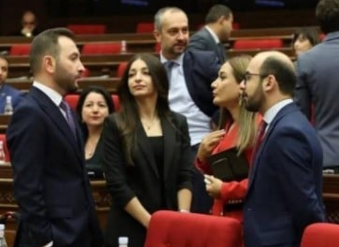 ՔՊ–ական կանանց մոտ մեկը մեկի վրա գործ տալու համար հերթեր են, երկու թևի են բաժանվել. «Իրավունք»